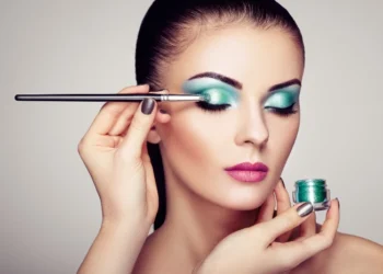How to Apply Eyeshadow Like a Pro – How Celebrity Makeup Artists Would do It