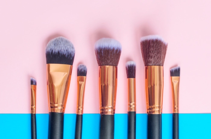 how to apply eyeshadow brushes