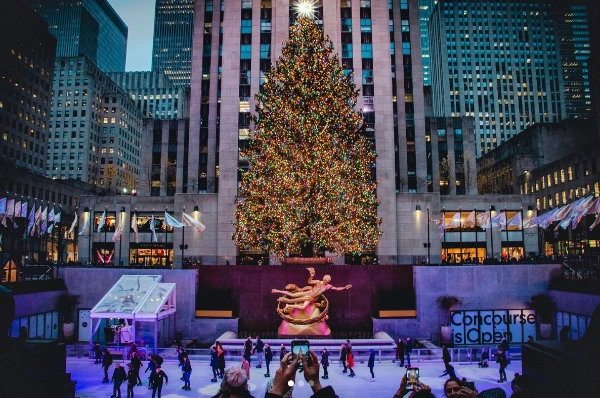 Ice skating rink in front of the christmas tree and the Rockefeller center