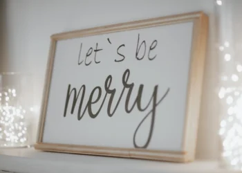 a sign that says: let´s be merry