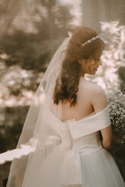 a woman in detachable wedding dress